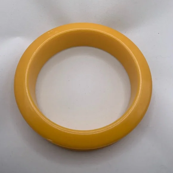 Vintage Chic Yellow Bakelite Bangle Bracelet.
Deep Set Groove In Center. - Picture 3 of 3